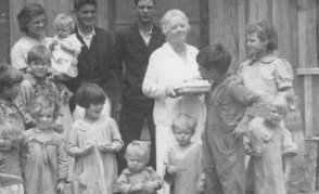 Martha Berry handing out candy to children at Possum Trot